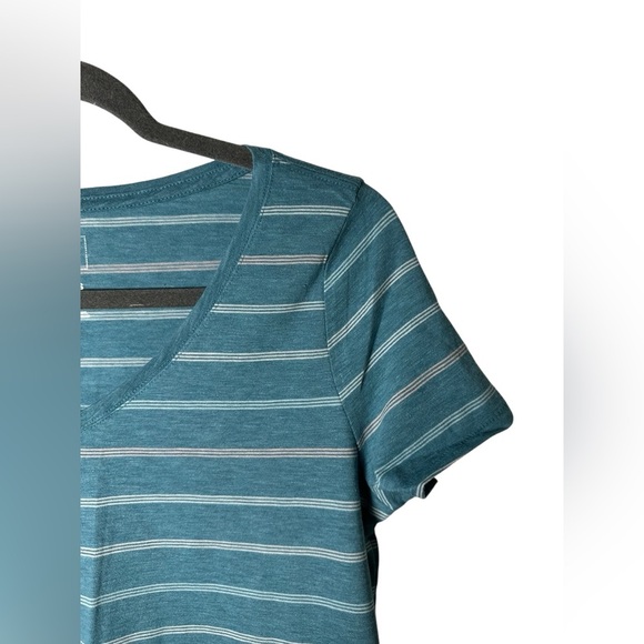 Sonoma Women’s The Everyday Tee Blue Striped V-Neck T-Shirt Size XS - Picture 2 of 4